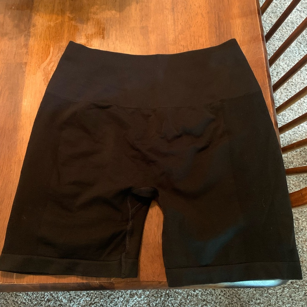 Alphalete Amplify Black 4.5” Shorts - Picture 3 of 4